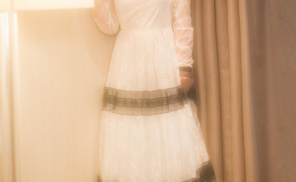 秦海璐白色蕾丝裙,优雅气质尽显