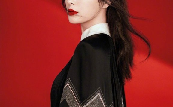 秦岚登台湾版《Vogue》十月刊封面 眼神霸气魅惑