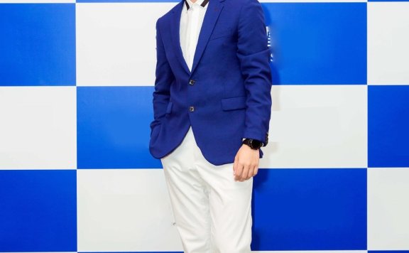 任嘉伦蓝西装配白裤 变身清爽迷人“蓝朋友”