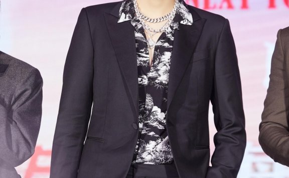 吴亦凡出席发布会 黑色西装化身冷都男撩力MAX