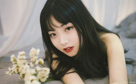 性感长发的美女私房照片欣赏