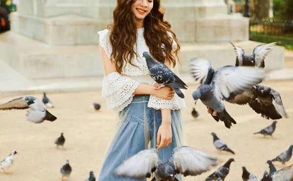 紫宁透视连衣裙套牛仔裤,女王范十足眼神却温柔