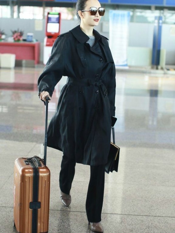90斤王鸥穿大码风衣机场街拍,网友:衣服都能装下两个你了!