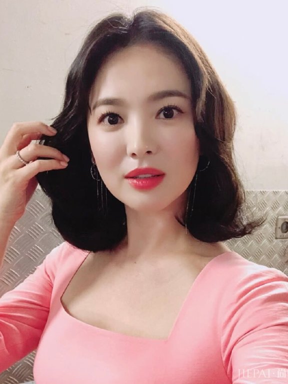 宋慧乔短发搭粉色连衣裙,清纯少女秒变职场女强,新剧照再度惊艳