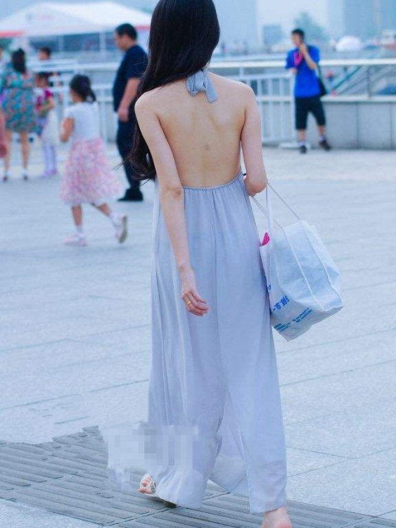 重庆不愧是盛产美女的城市，连路上街拍的美女，也都是模特范儿
