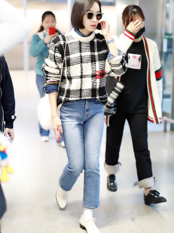 宋茜也太瘦了吧？这么紧的牛仔裤还能塞进两件厚上衣，真有90斤？