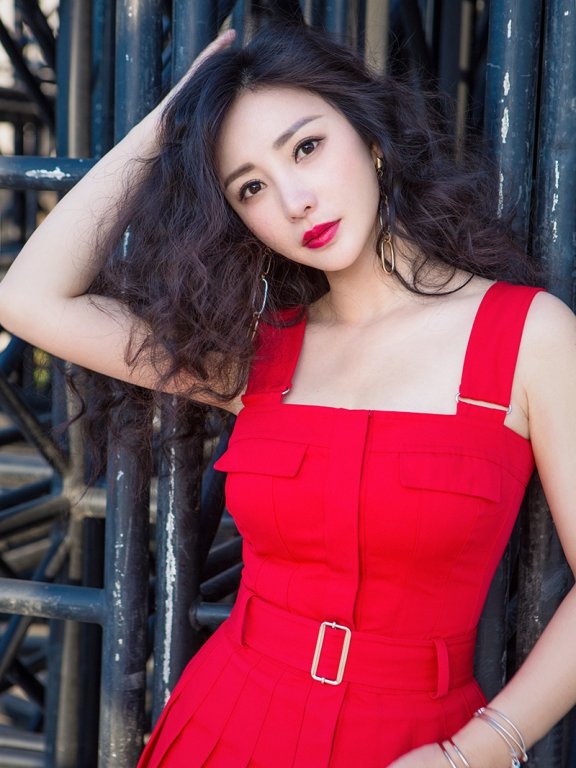 柳岩红唇迷离卷发写真曝光  将携《张天志》亮相釜山电影节