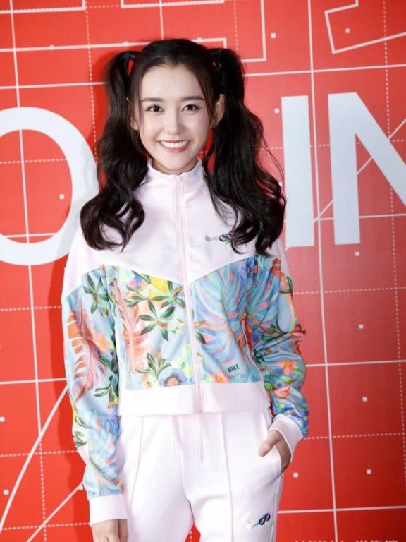 蒋依依一身粉嫩运动休闲装出席活动,扎双马尾清纯可人