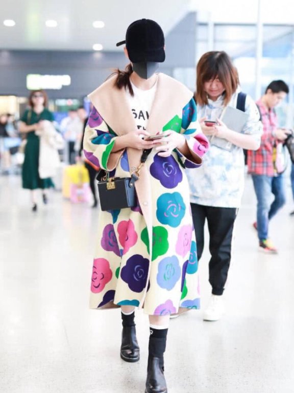 陈乔恩太会搭,这么俗气的大衣居然也穿出了小清新少女感