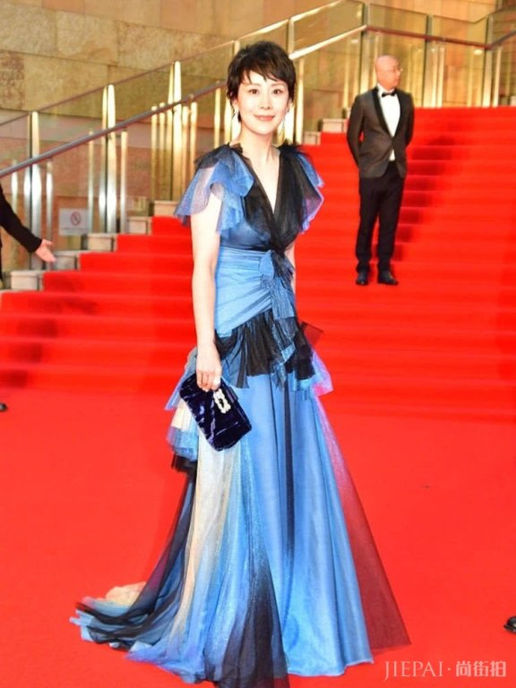 40岁海清走红毯:身穿薄纱裙勒出小蛮腰,格外迷人