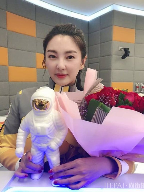 张雨绮离婚后发声心情大好配文:重返地球