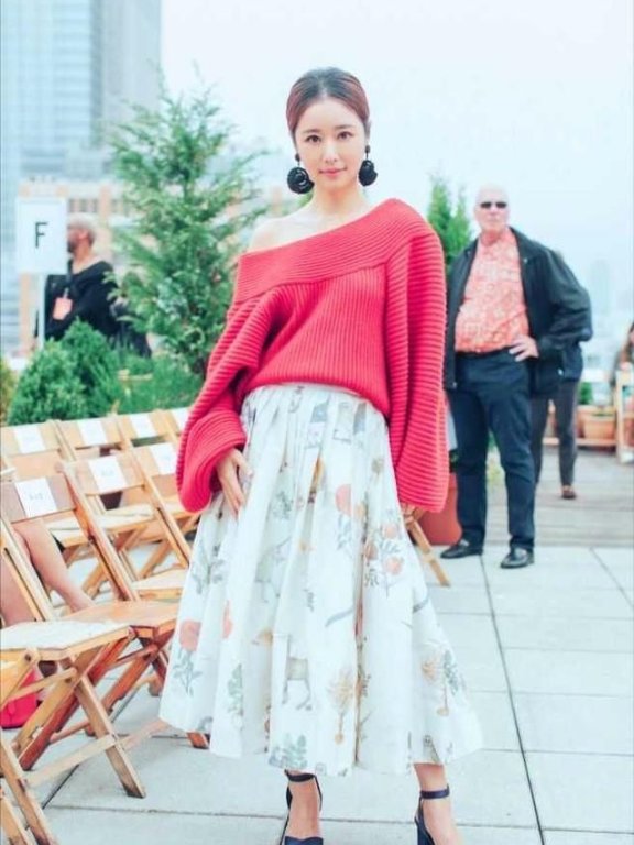 林心如现身活动,大秀“时尚感”,网友:看不懂这露肩毛衣!