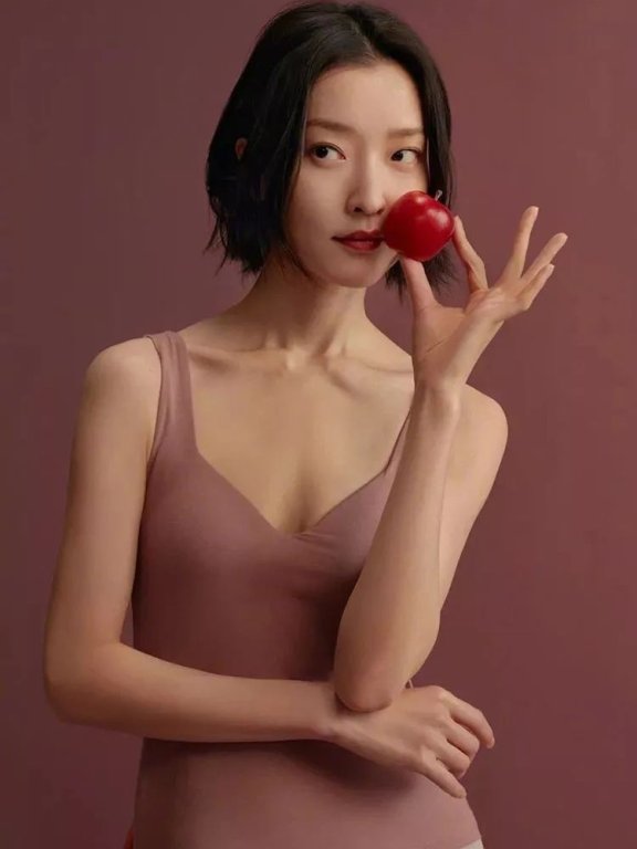 平胸即时髦,这3款衣服只有平胸穿才显高级