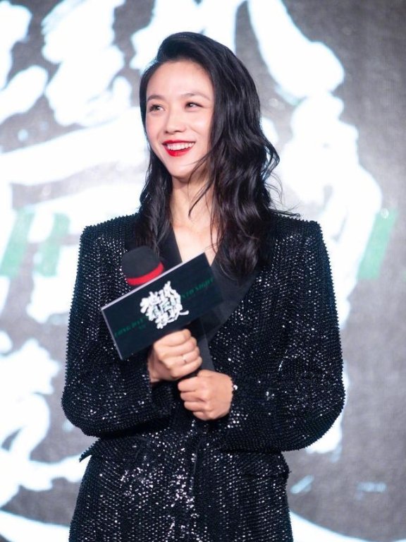 汤唯一身亮片装配红唇卷发美得太高调,39岁未修图气质依旧惊艳