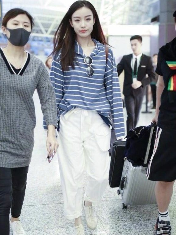 冯绍峰前女友倪妮惊现机场，休闲套装，还是老样子！