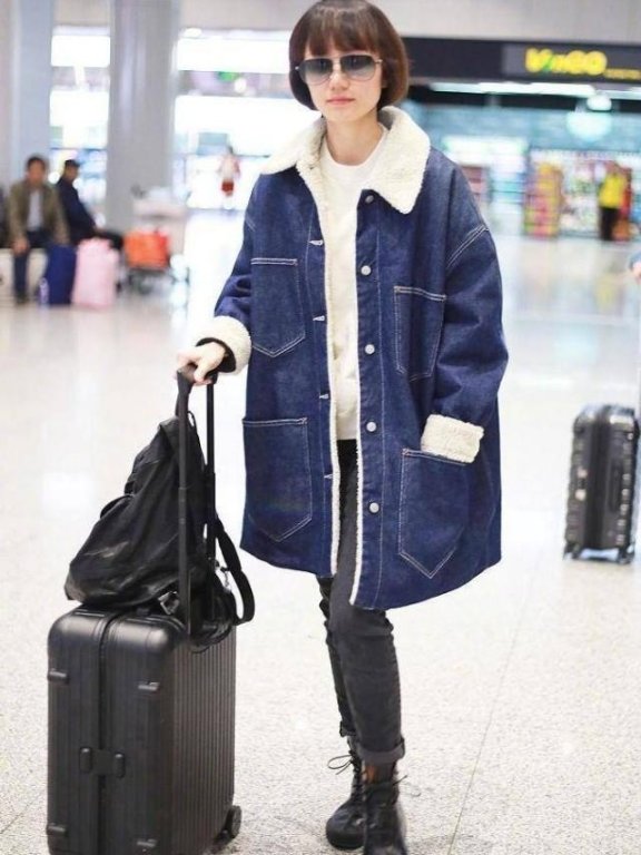 袁泉机场又穿牛仔大衣,这次只是换个内搭,却更减龄也更保暖了