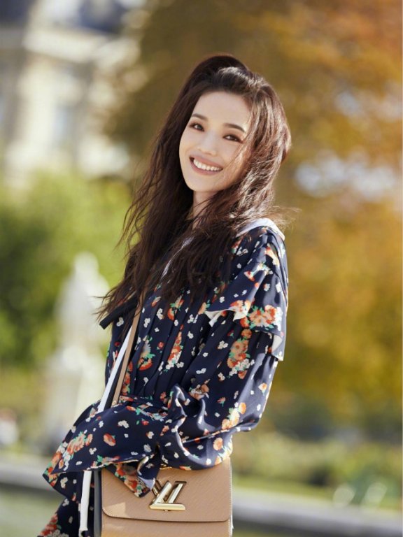 42岁舒淇日常穿搭时尚又大气,完全不输当红小花