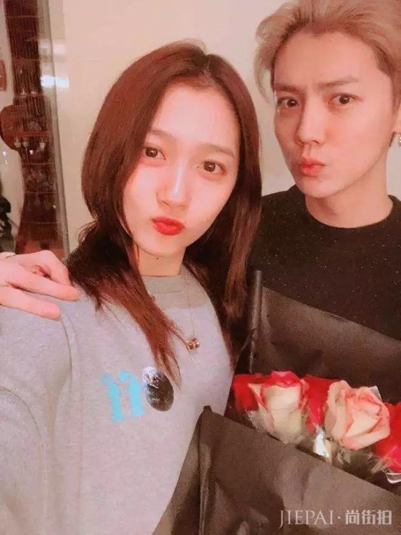 关晓彤凭一条评论上热搜,不仅恋情甜蜜超吸睛,妆容更抢眼