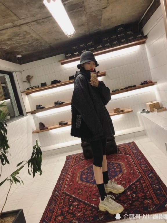 金泫雅晒出一组私服,把裤脚当手套又当腰带,这效果看得头皮发麻