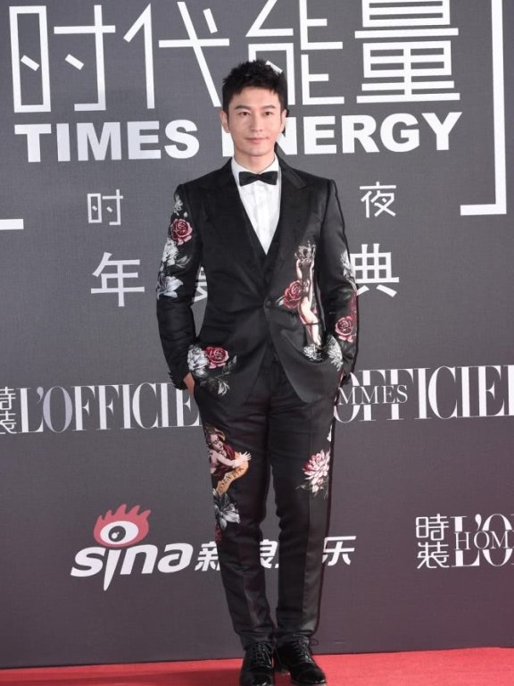 男明星争艳不输女明星,王凯高跟鞋抢眼,“小心机”十足