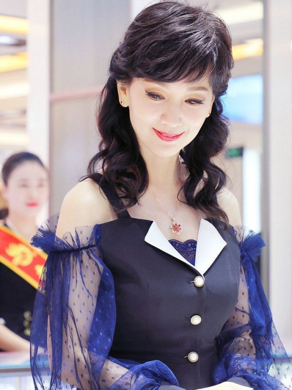 赵雅芝穿衣打扮和小姑娘一般 皮肤紧致,宛如少女
