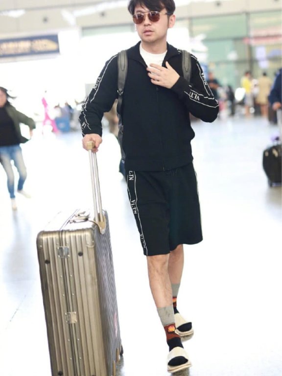 时尚“泥石流”又来了,雷佳音拖鞋搭配袜子,这是要模仿贾斯汀比伯?