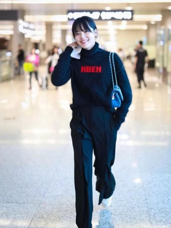 辛芷蕾街拍 非常接地气 素颜出门眉毛都不画！