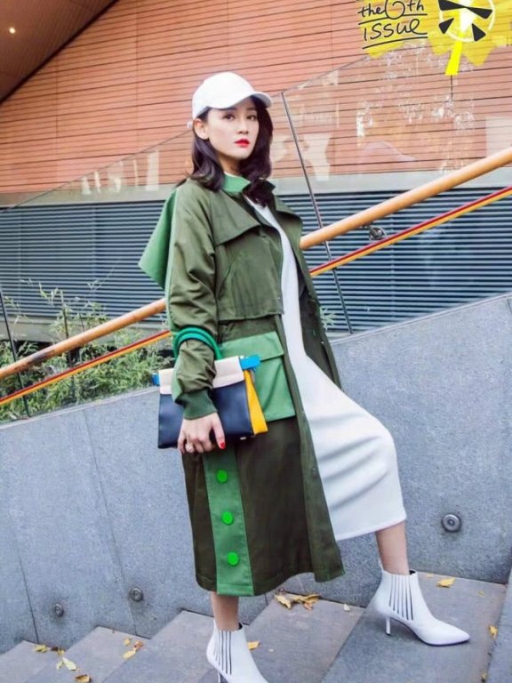 陈乔恩最新街拍，绿风衣配短靴女人味十足
