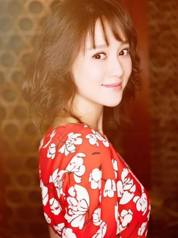 38岁陈乔恩换新发型，新的中长发发型减龄又文艺！