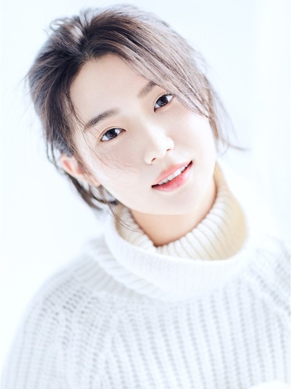 穆乐恩文艺范写真曝光 眼神清澈享受秋日温暖