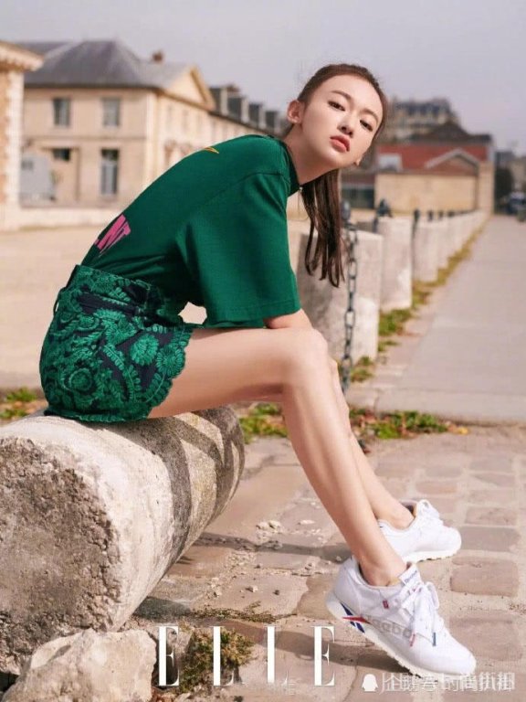 吴谨言街拍封面堪比大片，筷子腿抢镜，美美美