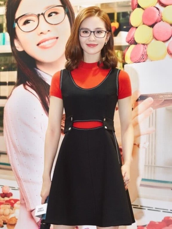 刘诗诗系腰带还故意把肚子露出来?这时尚感学不来