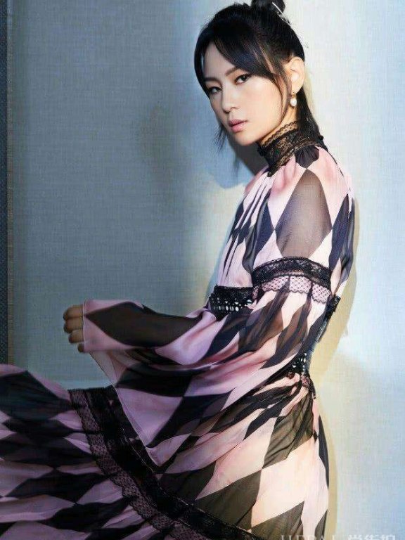 周笔畅的改变真是惊艳, 穿黑色印花裙大露香肩 网友: 继续保持