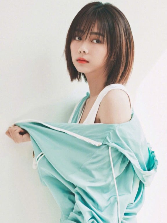 谭松韵丸子头配黑色连衣裙,秒变18岁美少女