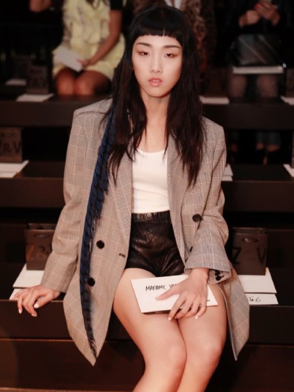 Yamy时装周尽展高级脸,头发上编根羽毛耀眼全场