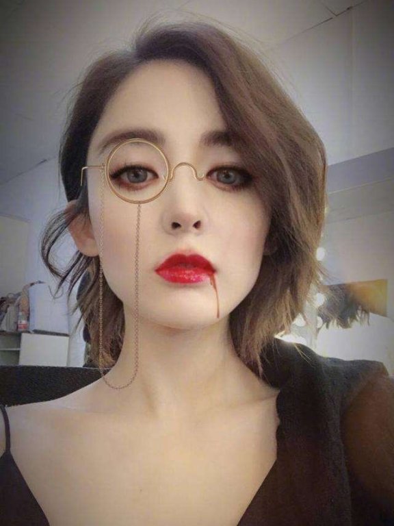 卸妆秒变巫婆? 蔡依林baby娜扎教你万圣节“巫婆色”唇膏扮鬼