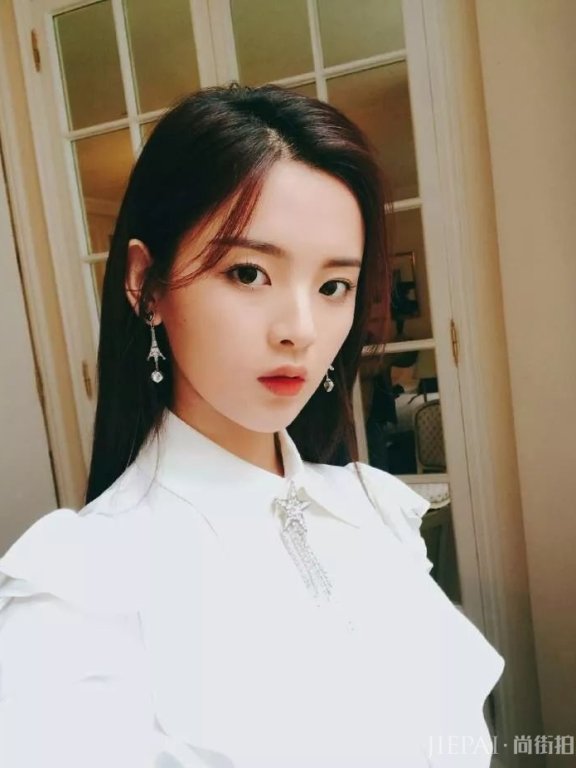 杨超越疑似开公司当老板?粉丝:漂亮女孩运气不差