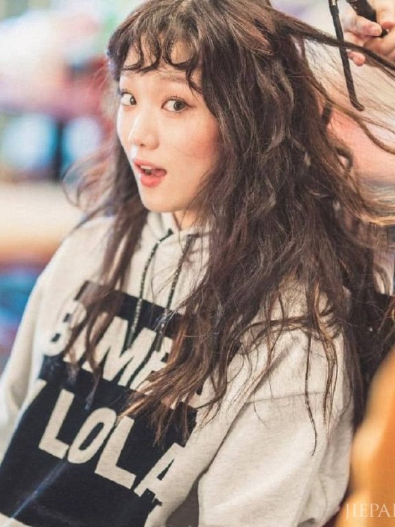 28岁李圣经换新发型，长卷发“乱糟糟”，居然格外好看