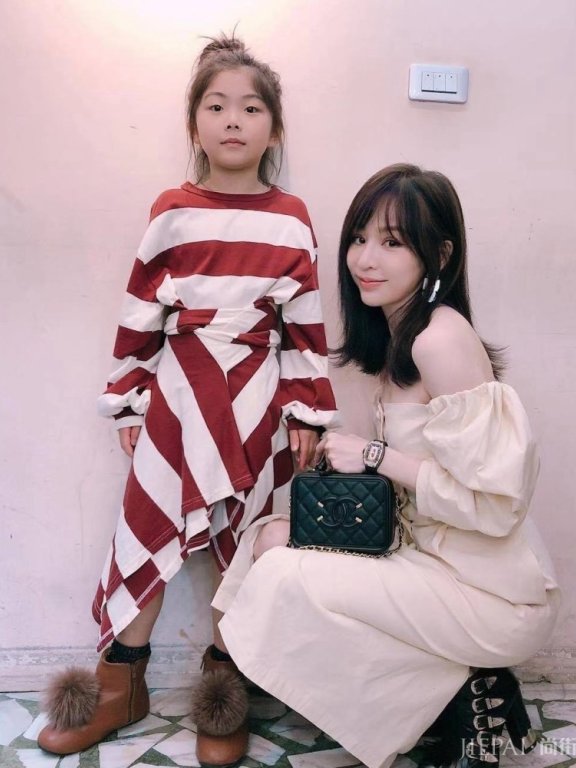 王心凌出席活动，穿露肩白裙甜又美，真不愧是甜心教主