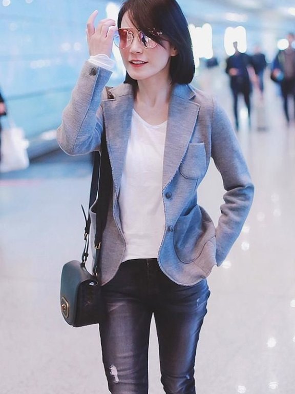 47岁俞飞鸿OL搭配现身机场,气质和发型实力减龄