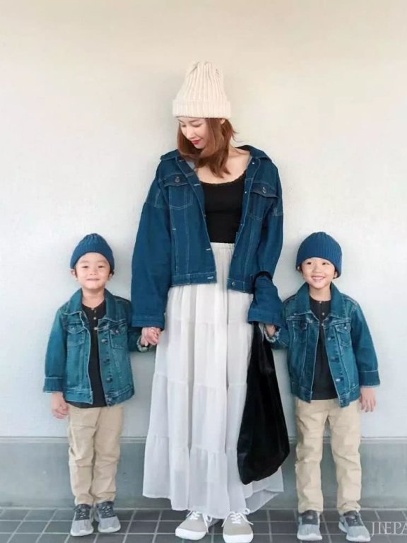 这位日本辣妈和双胞胎萌娃的亲子穿搭太有爱,引无数网友围观