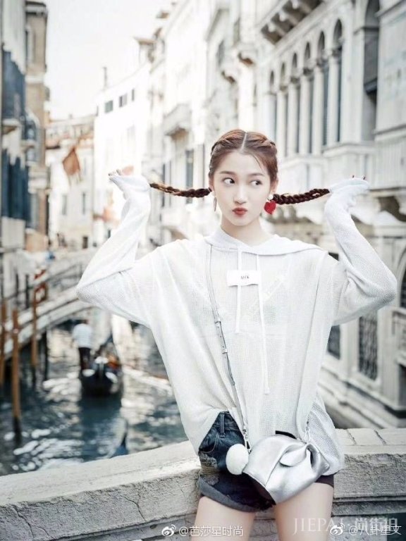 关晓彤从“大妈”界回来了,穿对粉色蕾丝裙,少女气息扑面而来!