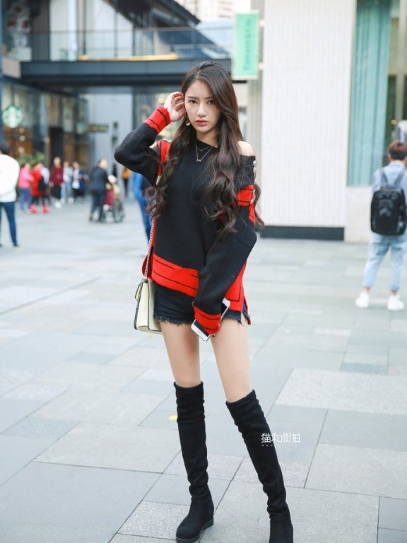 秋季毛衣搭配的好，撞衫也不怕，看街头美女穿出仙女气质