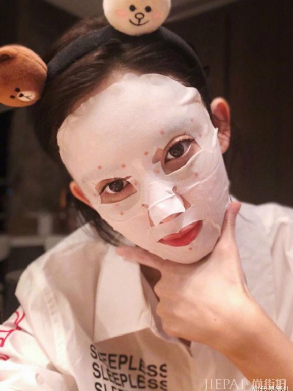 娜扎向粉丝晒晚安福利 脸敷面膜手势娇俏可爱