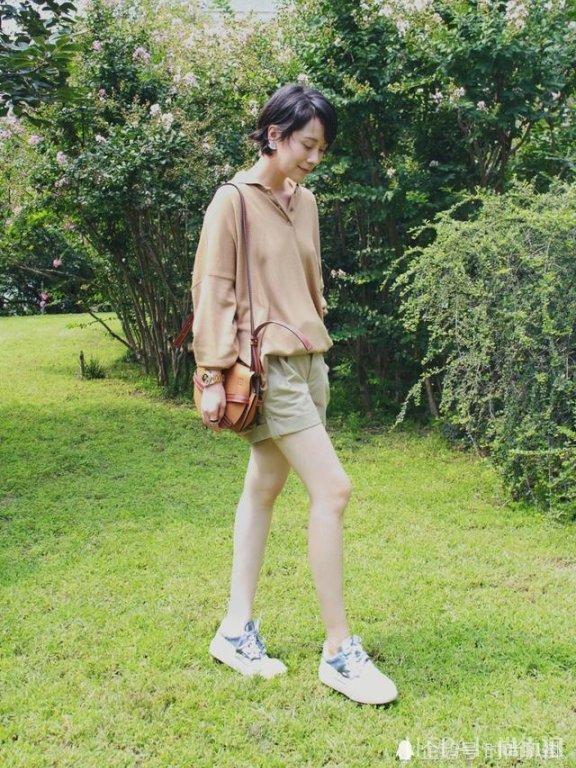 年近40海清穿针织衫 下搭热裤 性感美腿少女感爆棚