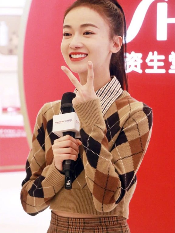 吴谨言终于找对“发际线”,高马尾加上小绒毛,魏姐嫩成学姐了
