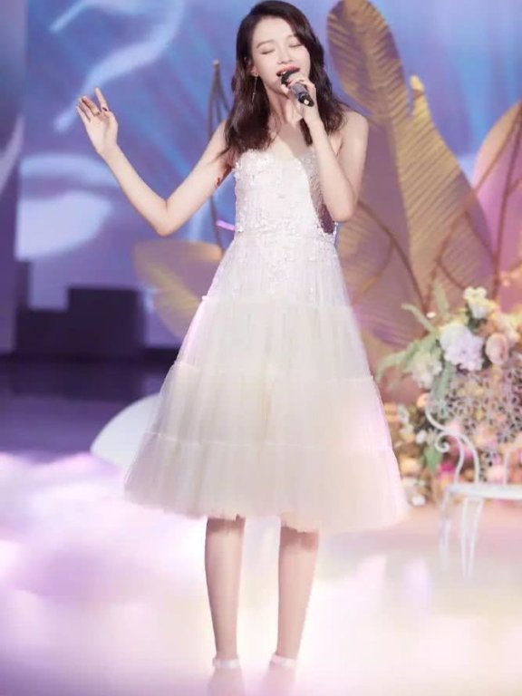 自带美白滤镜的时髦“怡”,去巴黎看秀也太甜了吧