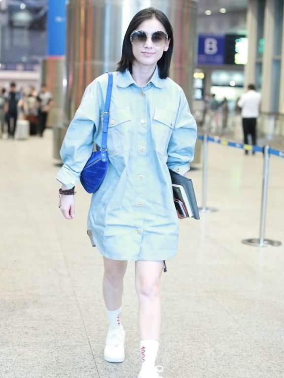 辣妈黄圣依机场街拍一件长款衬衫秀美腿，休闲又时髦