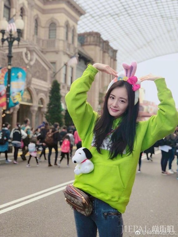 厉害了!杨幂孙俪全靠这件卫衣秒回18岁少女状态