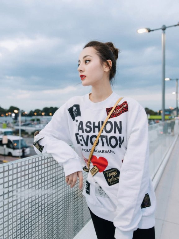 迪丽热巴太美！都是白色T恤搭黑色牛仔裤，在她身上就是不一样